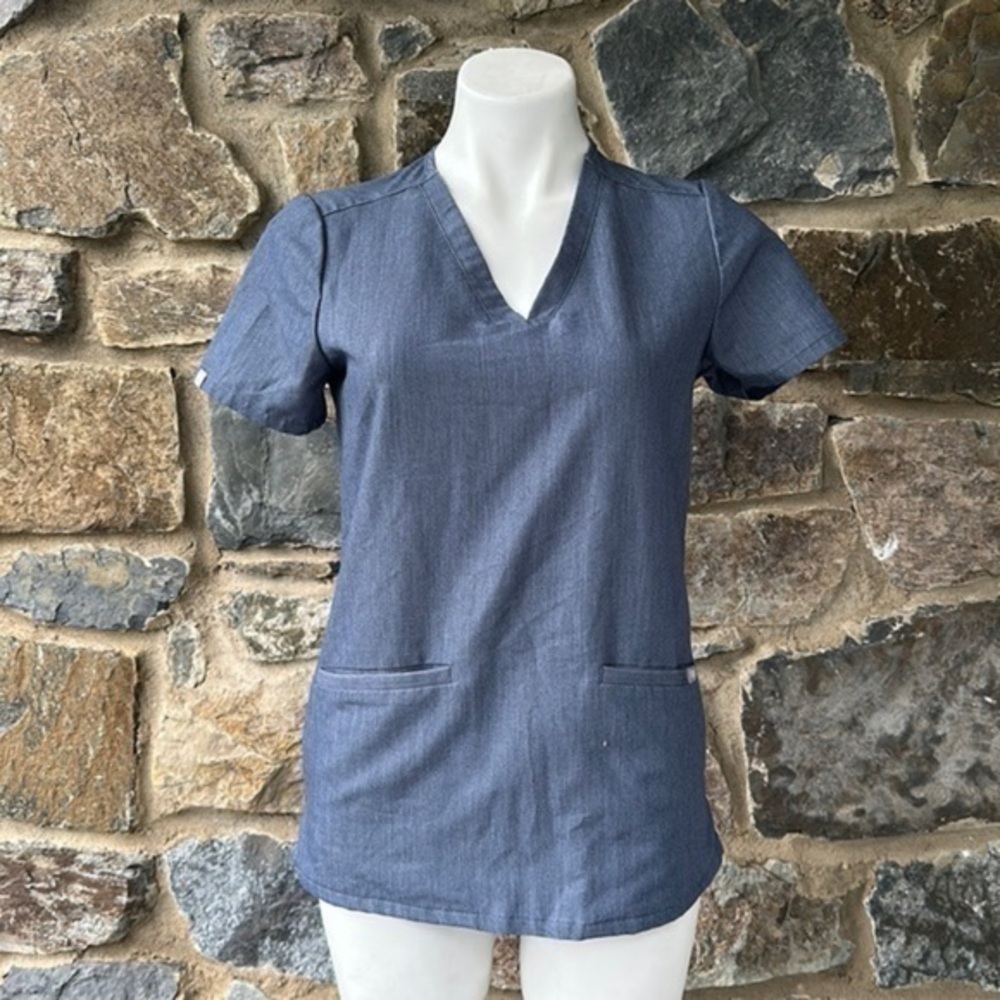 Figs 'Casma' Three-Pocket Short Sleeve V-Neck Scrub Top in Graphite Gray Size XS